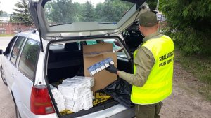 Mieszkaniec powiatu giżyckiego w osobowym volkswagenie wiózł nielegalne papierosy 