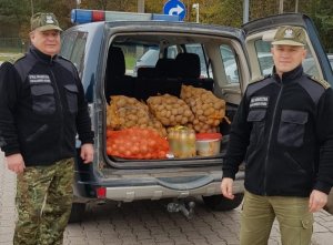 Gołdapscy funkcjonariusze SG ruszyli z zapasami na zimę 