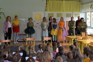 Mundurowi czytają dzieciom 