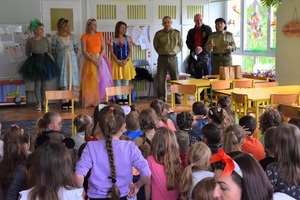 Mundurowi czytają dzieciom 
