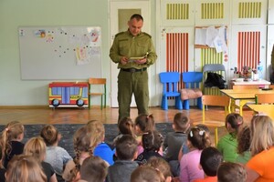 Mundurowi czytają dzieciom 