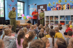 Mundurowi czytają dzieciom 