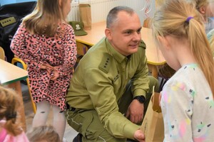 Mundurowi czytają dzieciom 