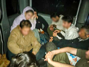 11 migrantów w oplu 