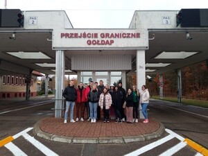 młodzież z wizytą na drogowym przejściu granicznym w Gołdapi 