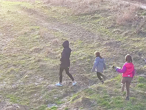 Spacerowały po pasie drogi granicznej