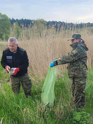 sprzątanie lasów i brzegów rzek 