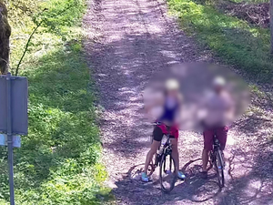 rowerzyści na pasie drogi granicznej 