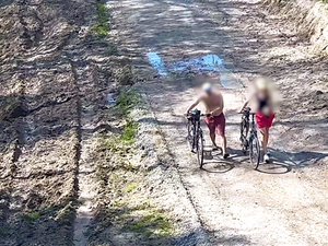 rowerzyści na pasie drogi granicznej 