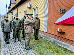 funkcjonariusze z Warmińsko-Mazurskiego Oddziału Straży Granicznej oddają hołd bohaterom walczącym o wolną Polskę 