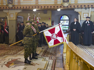poczet sztandarowy Warmińsko-Mazurskiego Oddziału Strazy Granicznej na uroczystości z okazji Święta Niepodległości 