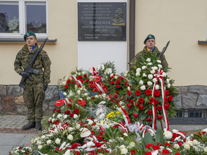 złożenie kwiatów pod tablicą poświęconą Marszałkowi Józefowi Piłsudskiemu 