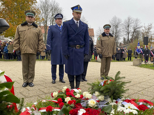 funkcjonariusze z Warmińsko-Mazurskiego Oddziału Straży Granicznej oddają hołd bohaterom walczącym o wolną Polskę 