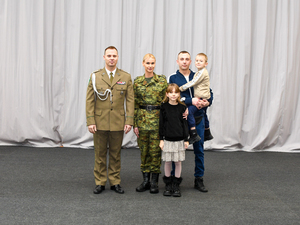 pamiątkowe zdjęcie funkcjonariuszki Straży Granicznej pamiątkowe zdjęcie funkcjonariuszki Straży Granicznej