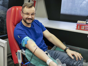Honorowi Dawcy Krwi dzielą się życiodajnym płynem Honorowi Dawcy Krwi dzielą się życiodajnym płynem