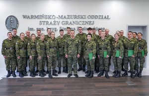 pamiątkowe zdjęcie kaprali z Komendantem Warmińsko-Mazurskiego Oddziału Straży Granicznej pamiątkowe zdjęcie kaprali z Komendantem Warmińsko-Mazurskiego Oddziału Straży Granicznej