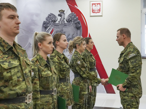 Komendant Warmińsko-Mazurskiego Oddziału Straży Granicznej płk SG Daniel Wojtaszkiewicz wręcza akty mianowania na pierwszy stopień w korpusie podoficerskim Komendant Warmińsko-Mazurskiego Oddziału Straży Granicznej płk SG Daniel Wojtaszkiewicz wręcza akty mianowania na pierwszy stopień w korpusie podoficerskim