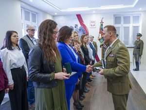 Komendant Oddziału wręcza pracownikom medale pamiątkowe Komendant Oddziału wręcza pracownikom medale pamiątkowe