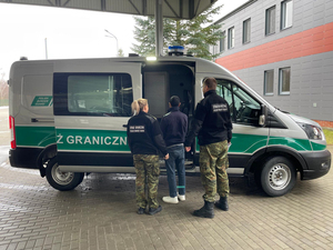 funkcjonariusze Straży Granicznej podczas wykonywania czynności służbowych funkcjonariusze Straży Granicznej podczas wykonywania czynności służbowych