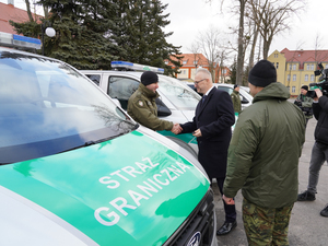 Komendant Warmińsko-Mazurskiego Oddziału Straży Granicznej z Wojewodą wręczają kluczyki do nowych pojazdów Komendant Warmińsko-Mazurskiego Oddziału Straży Granicznej z Wojewodą wręczają kluczyki do nowych pojazdów