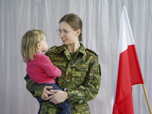 zdjęcie pamiątkowe funkcjonariuszki z dzieckiem zdjęcie pamiątkowe funkcjonariuszki z dzieckiem