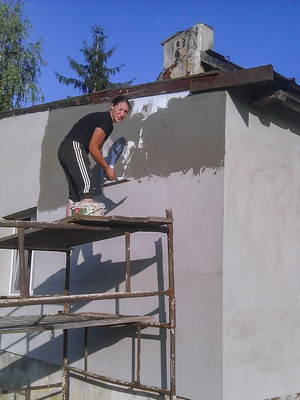 funkcjonariuszka Straży Granicznej w czasie wolnym wykonuje elewację swojego domu funkcjonariuszka Straży Granicznej w czasie wolnym wykonuje elewację swojego domu