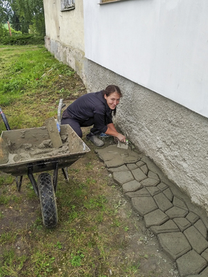 funkcjonariuszka podczas prac remontowych funkcjonariuszka podczas prac remontowych
