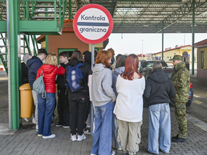 młodzież na drogowym przejściu granicznym w Grzechotkach młodzież na drogowym przejściu granicznym w Grzechotkach