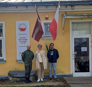 pamiątkowe zdjęcie przed szkołą na Łotwie pamiątkowe zdjęcie przed szkołą na Łotwie