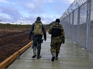wspólny patrol funkcjonariusza polskiej i łotewskiej Straży Granicznej wspólny patrol funkcjonariusza polskiej i łotewskiej Straży Granicznej