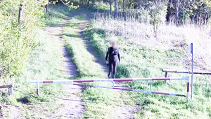 turysta z Francji idzie w stronę granicy polsko-rosyjskiej turysta z Francji idzie w stronę granicy polsko-rosyjskiej