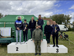pamiątkowe zdjęcie funkcjonariuszy na podium z Komendantem Warmińsko-Mauzurskiego Oddziału Straży Granicznej pamiątkowe zdjęcie funkcjonariuszy na podium z Komendantem Warmińsko-Mauzurskiego Oddziału Straży Granicznej