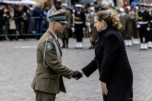 Pani Minister Małgorzata Paprocka wręcza odznaczenie Komendantowi W-MOSG płk. SG Danielowi Wojtaszkiewiczowi Pani Minister Małgorzata Paprocka wręcza odznaczenie Komendantowi W-MOSG płk. SG Danielowi Wojtaszkiewiczowi