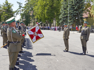 Komendant Warmińsko-Mazurskiego Oddziału Straży Granicznej płk SG Daniel Wojtaszkiewicz wita się ze sztandarem W-MOSG Komendant Warmińsko-Mazurskiego Oddziału Straży Granicznej płk SG Daniel Wojtaszkiewicz wita się ze sztandarem W-MOSG