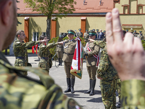 nowi funkcjonariusze ślubują na sztandar Warmińsko-Mazurskiego Oddziału Straży Granicznej nowi funkcjonariusze ślubują na sztandar Warmińsko-Mazurskiego Oddziału Straży Granicznej
