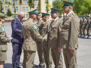 Komendant Warmińsko-Mazurskiego Oddziału Straży Granicznej płk SG Daniel Wojtaszkiewicz wraz z Wojewodą Warmińsko-Mazurskim Radosławem Królem wręcza wyróżnienia Komendant Warmińsko-Mazurskiego Oddziału Straży Granicznej płk SG Daniel Wojtaszkiewicz wraz z Wojewodą Warmińsko-Mazurskim Radosławem Królem wręcza wyróżnienia