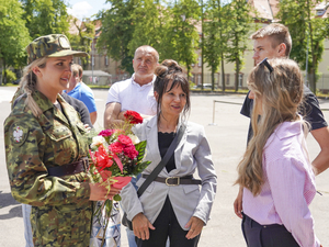 rodziny, przyjaciele składają gratulacje ślubującym rodziny, przyjaciele składają gratulacje ślubującym