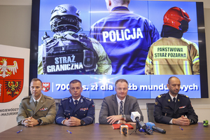 podpisanie porozumienia w trakcie spotkania dotyczącego podpisania porozumienia o wsparciu służb przez samorząd, od lewej, Komendant Warmińsko-Mazurskiego Oddziału Straży Granicznej płk SG Daniel Wojtaszkiewicz, Komendant Wojewódzki Policji w Olsztynie insp. Mirosław Elszkowski, Marszałek Województwa Warmińsko-Mazurskiego Marcin Kuchciński, Warmińsko-Mazurski Komendant Państwowej Straży Pożarnej nadbryg. Michał Kamieniecki