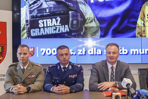 przemówienie Pana Marszałka Marcina Kuchcińskiego przemówienie marszałka, od lewej, Komendant Warmińsko-Mazurskiego Oddziału Straży Granicznej płk SG Daniel Wojtaszkiewicz, Komendant Wojewódzki Policji w Olsztynie insp. Mirosław Elszkowski, Marszałek Województwa Warmińsko-Mazurskiego Marcin Kuchciński