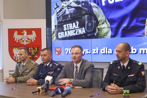 przemówienie Pana Marszałka Marcina Kuchcińskiego w trakcie spotkania dotyczącego podpisania porozumienia o wsparciu służb przez samorząd, od lewej, Komendant Warmińsko-Mazurskiego Oddziału Straży Granicznej płk SG Daniel Wojtaszkiewicz, Komendant Wojewódzki Policji w Olsztynie insp. Mirosław Elszkowski, Marszałek Województwa Warmińsko-Mazurskiego Marcin Kuchciński, Warmińsko-Mazurski Komendant Państwowej Straży Pożarnej nadbryg. Michał Kamieniecki