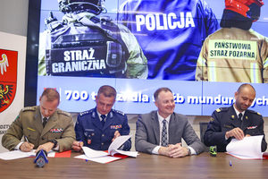 Komendanci podpisują porozumienie w trakcie spotkania dotyczącego podpisania porozumienia o wsparciu służb przez samorząd, od lewej, Komendant Warmińsko-Mazurskiego Oddziału Straży Granicznej płk SG Daniel Wojtaszkiewicz, Komendant Wojewódzki Policji w Olsztynie insp. Mirosław Elszkowski, Marszałek Województwa Warmińsko-Mazurskiego Marcin Kuchciński, Warmińsko-Mazurski Komendant Państwowej Straży Pożarnej nadbryg. Michał Kamieniecki