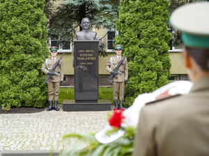 Asysta honorowa pod pomnikiem gen. bryg. Stefana Pasławskiego Asysta honorowa pod pomnikiem gen. bryg. Stefana Pasławskiego