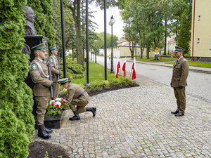Komendant Warmińsko-Mazurskiego Oddziału Straży Granicznej płk SG Daniel Wojtaszkiewicz składa kwiaty pod pomnikiem gen. bryg. Stefana Pasławskiego Komendant Warmińsko-Mazurskiego Oddziału Straży Granicznej płk SG Daniel Wojtaszkiewicz składa kwiaty pod pomnikiem gen. bryg. Stefana Pasławskiego