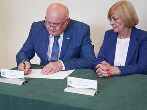 porozumienie podpisuje Dyrektor nidzickiej szkoły Pan Jacek Skwarski porozumienie podpisuje Dyrektor nidzickiej szkoły Pan Jacek Skwarski
