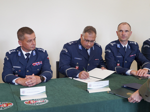porozumienie podpisuje Komendant Powiatowy Policji w Giżycku mł. insp. Marcin Wysocki porozumienie podpisuje Komendant Powiatowy Policji w Giżycku mł. insp. Marcin Wysocki