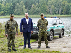 Zastępca Komendanta płk SG Rafał Grzejszczak, Starosta Gołdapi Krzysztof Tomasz Kazaniecki, Komendant Placówki Straży Granicznej ppłk SG Tomasz Makowski podczas przekazania pomostu na jeziorze Gołdap Zastępca Komendanta płk SG Rafał Grzejszczak, Starosta Gołdapi Krzysztof Tomasz Kazaniecki, Komendant Placówki Straży Granicznej ppłk SG Tomasz Makowski podczas przekazania pomostu na jeziorze Gołdap