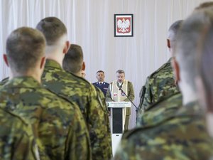 kapelan udziela błogosławieństwa ślubującym funkcjonariuszom Straży Granicznej kapelan udziela błogosławieństwa ślubującym funkcjonariuszom Straży Granicznej