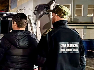 funkcjonariusz Straży Granicznej przekazuje obywatela Ukrainy na przejściu granicznym w Dorohusku funkcjonariusz Straży Granicznej przekazuje obywatela Ukrainy na przejściu granicznym w Dorohusku