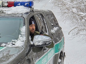 funkcjonariusz Straży Granicznej w pojeździe służbowym funkcjonariusz Straży Granicznej w pojeździe służbowym