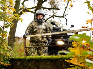 funkcjonariusz z Warmińsko-Mazurskiego Oddziału Straży Granicznej podczas patrolu funkcjonariusz z Warmińsko-Mazurskiego Oddziału Straży Granicznej podczas patrolu